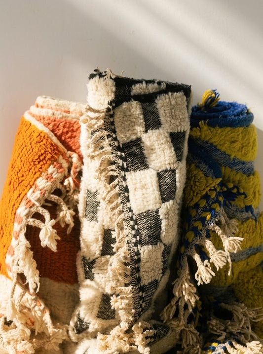 Moroccan Rug in a Modern Living Room: 5 Arrangements That Soften Interior Rawness